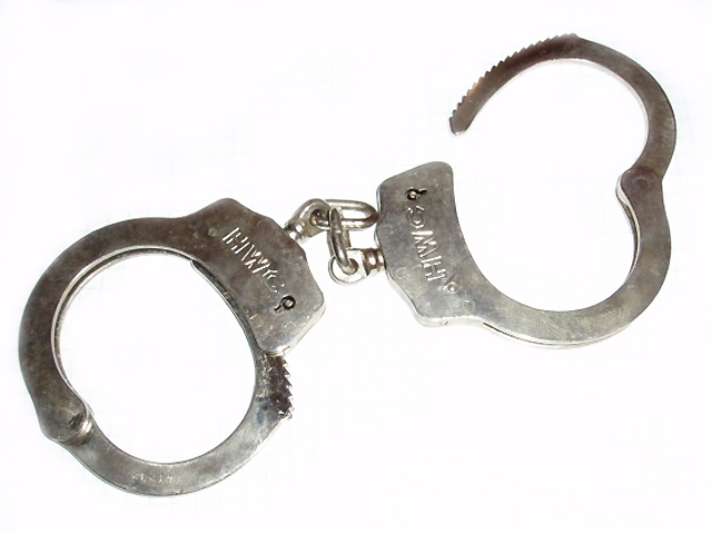 Police handcuffs. Wikimedia commons. CC license.